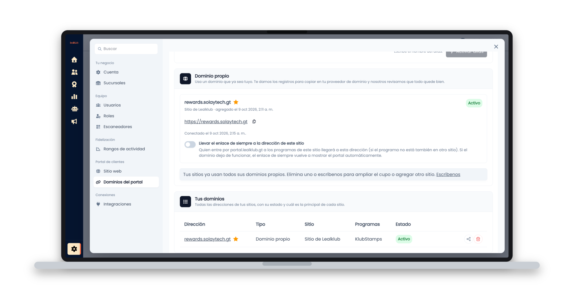 Pantalla de dominios del portal en Lealklub con un dominio propio activo, marcado como principal, y la opción de llevar el enlace de siempre a esa dirección